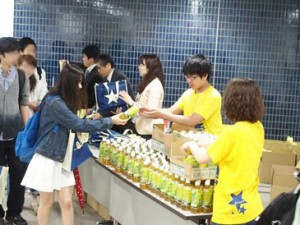 飲み物を渡しているところ