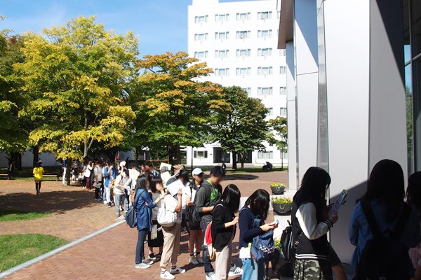 中庭まで続く列