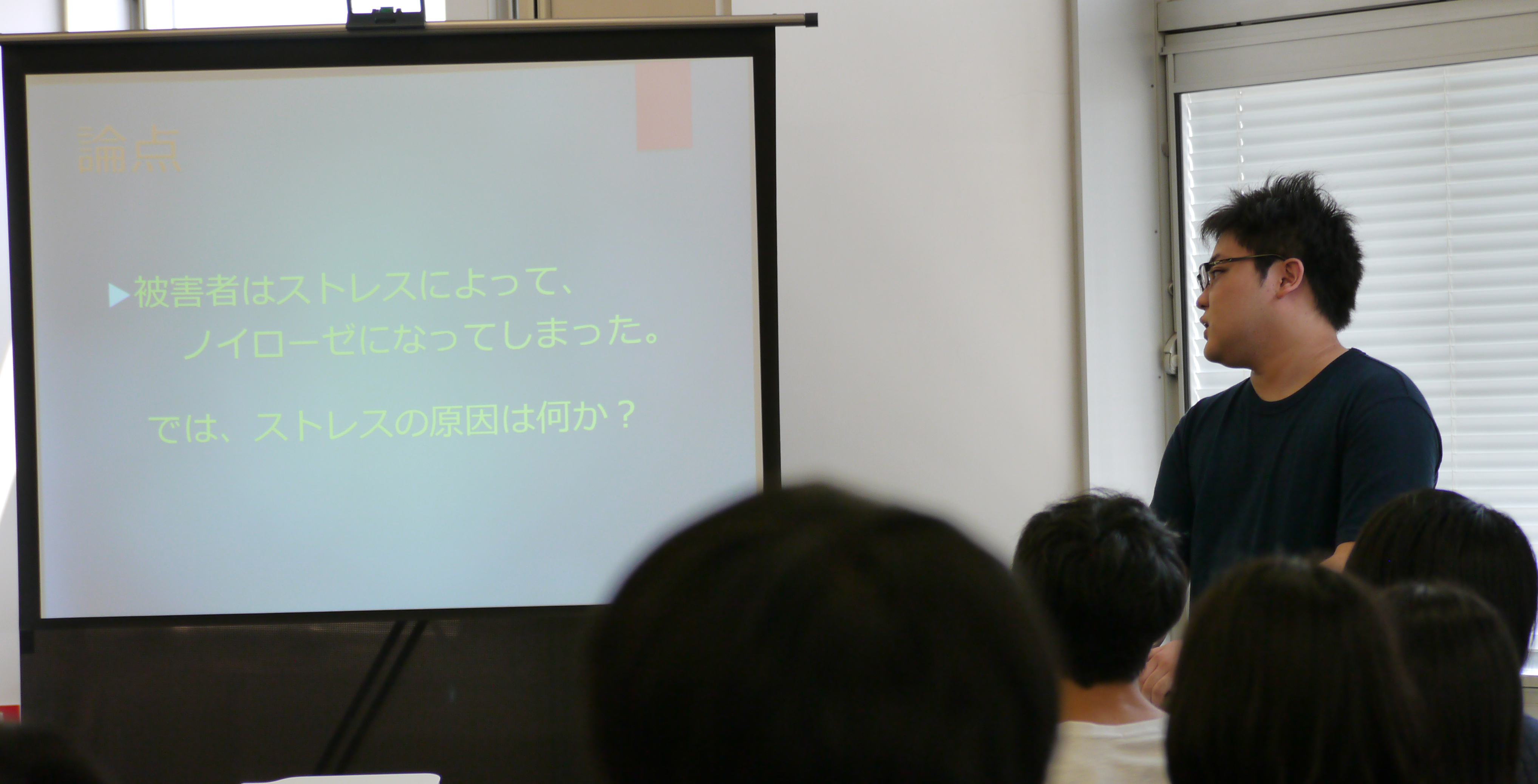 真剣に聞く高校生